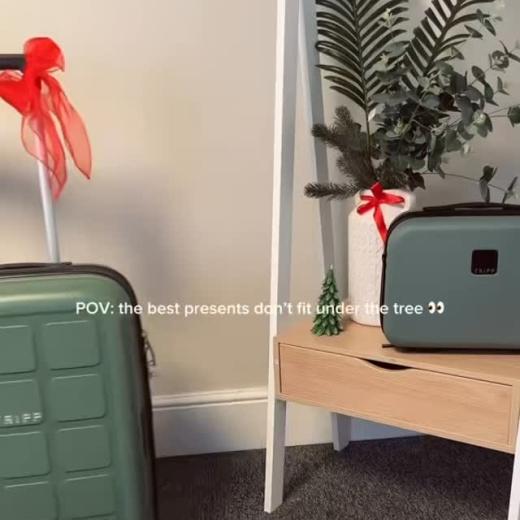 Christmas is calling 👀 why not buy the perfect gift in our Black Friday Sale! 🎄🎁 #tripplugga...