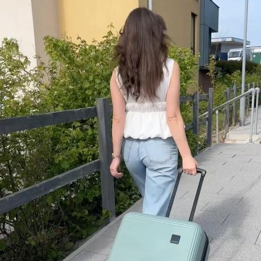 ☀️ Holiday mode activated with Tripp Breeze 🍃 #travelwithtripp #trippluggage